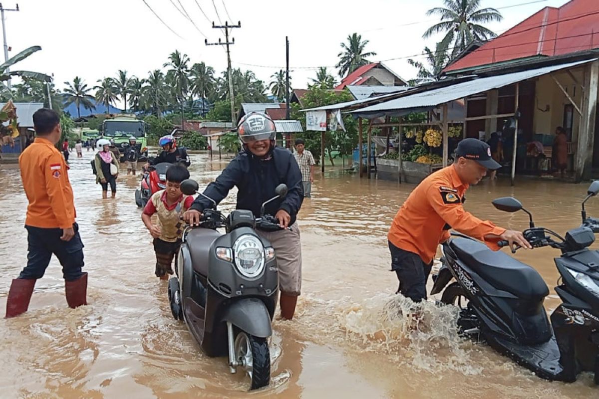 Tim gabungan BPBD Pasaman Barat evakuasi warga terdampak banjir