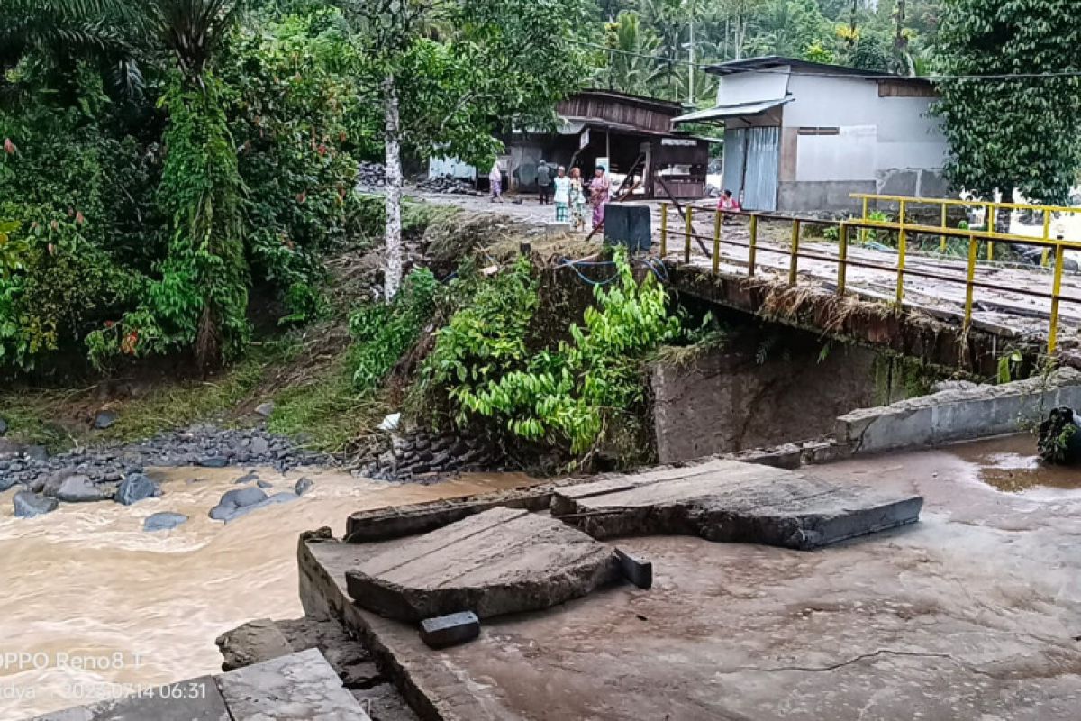 Sebanyak 2.413 jiwa warga Mudiak Simpang Pasaman Barat terancam terisolasi