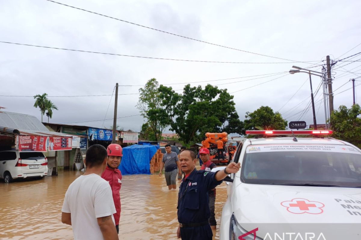 PMI Padang bantu korban banjir pada beberapa kelurahan terparah