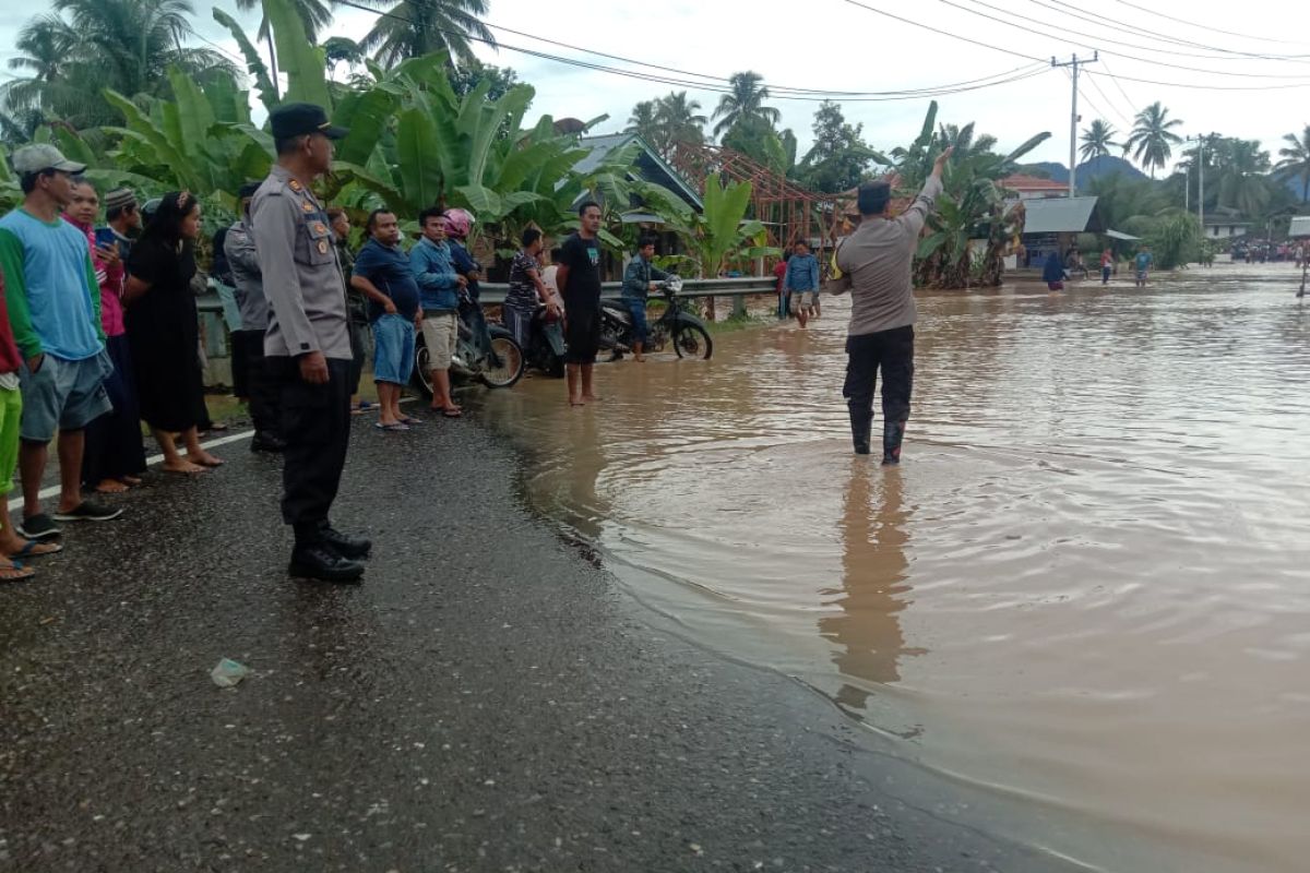Bantu korban banjir, personel polisi di Pasaman Barat diturunkan