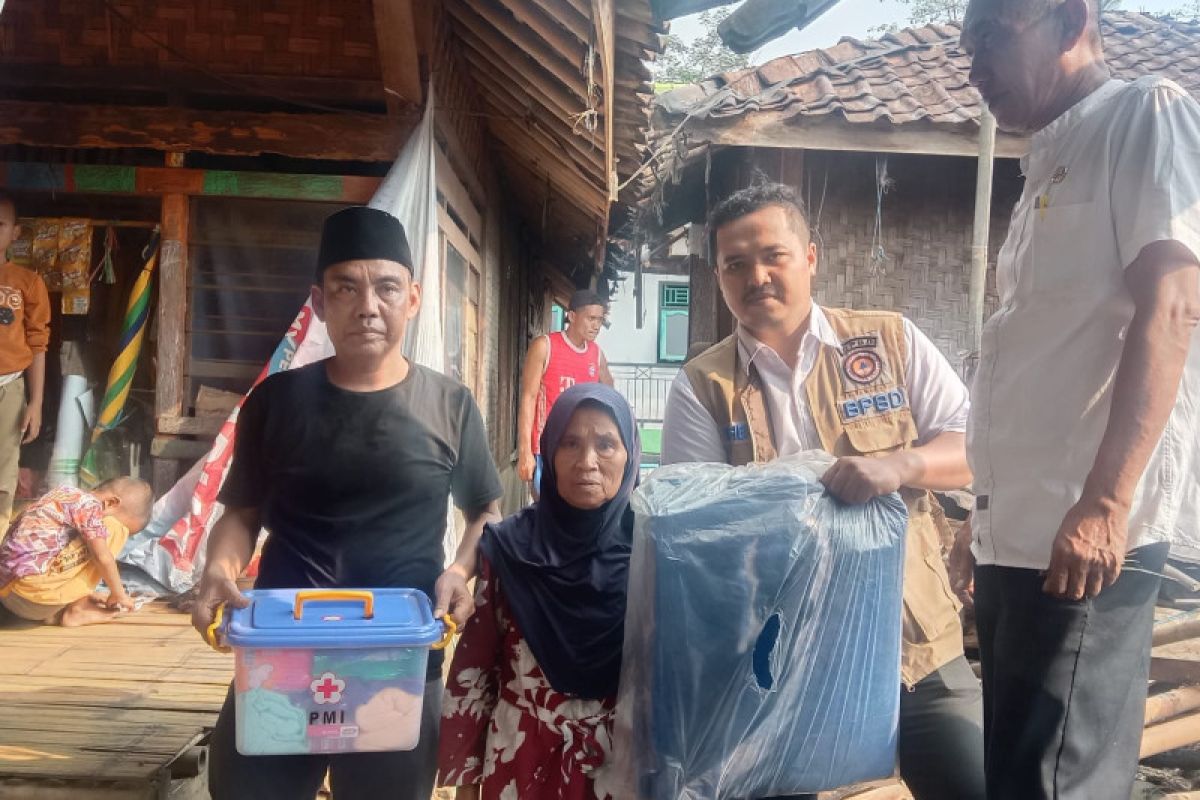 BPBD Lebak Banten salurkan bahan pangan pokok untuk korban kebakaran