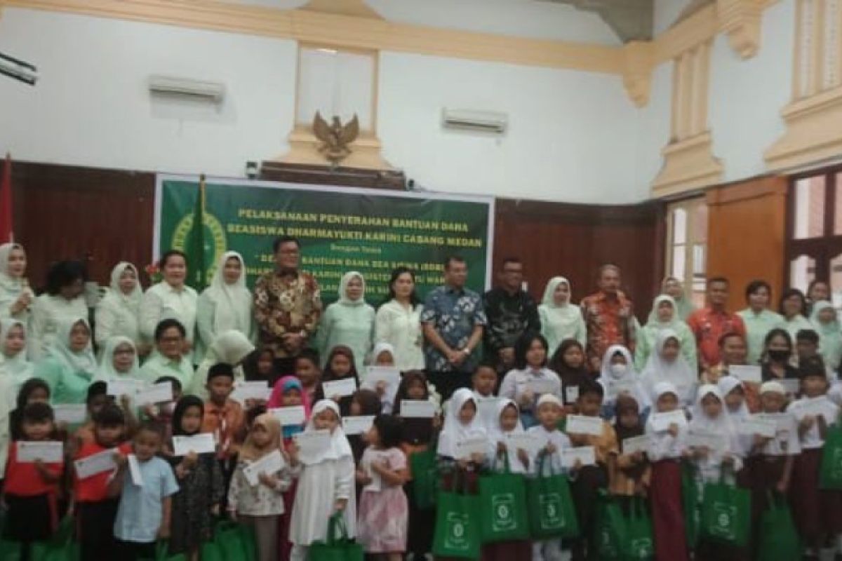 Dharmayukti Karini Cabang Medan beri bantuan beasiswa pendidikan
