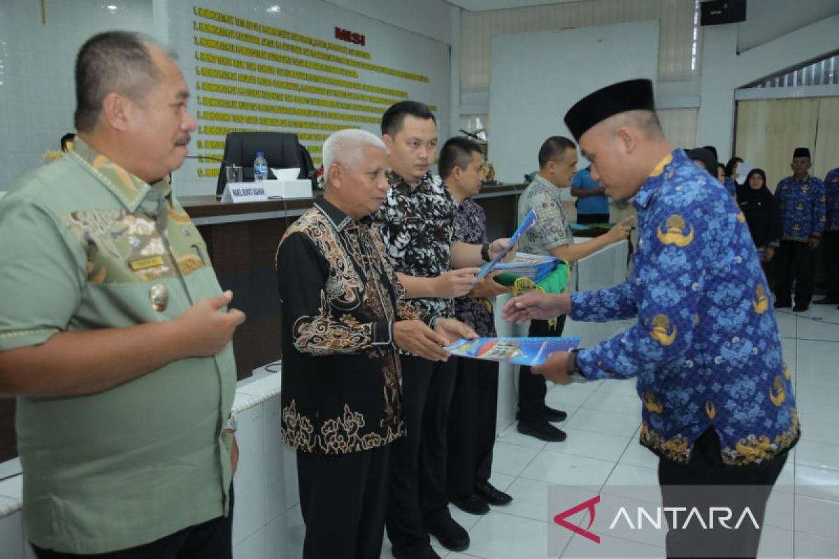 Bupati Asahan serahkan SK pengangkatan PPPK kepada 108 guru