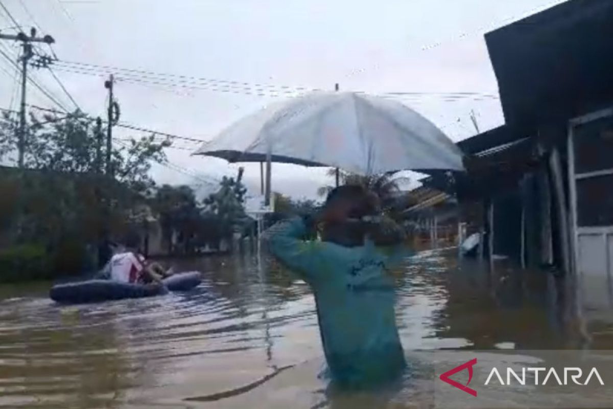 Banjir dan longsor melanda tiga daerah di Sumbar akibat hujan lebat
