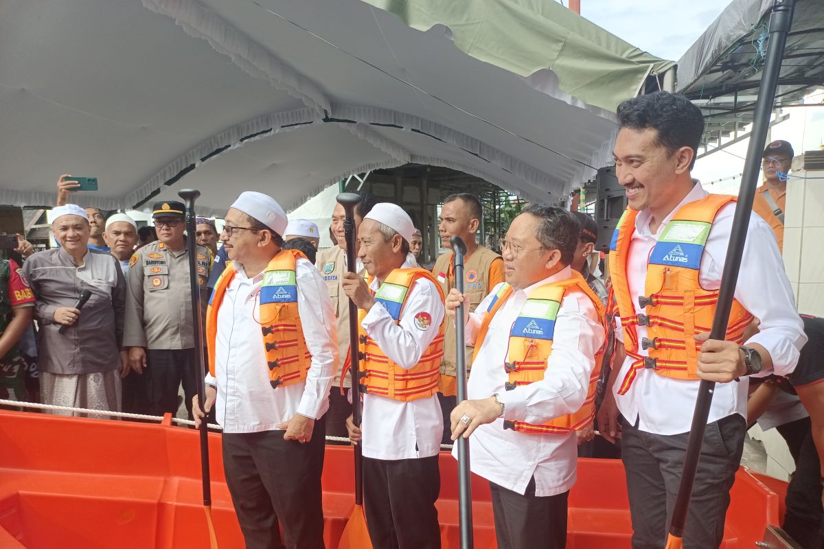 Bupati terima perahu bantuan BNPB melalui anggota DPR RI