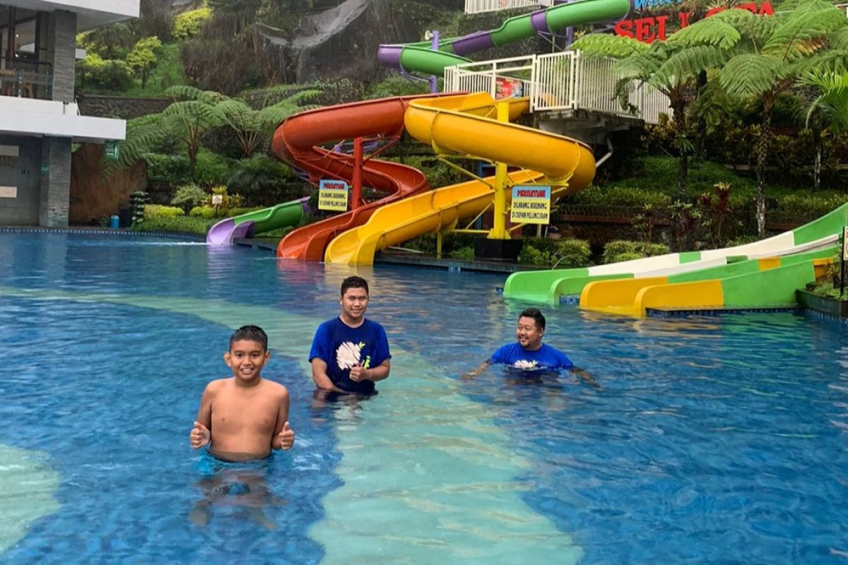 Berenang di air 