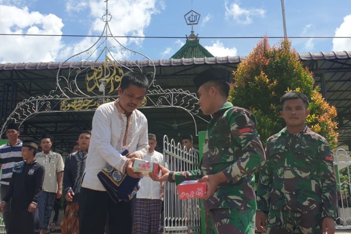 TNI bagikan 100 paket makanan di Badau perbatasan Indonesia