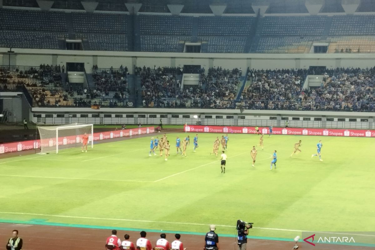 Gol sepakan bebas Ezra selamatkan Persib dari kekalahan kandang