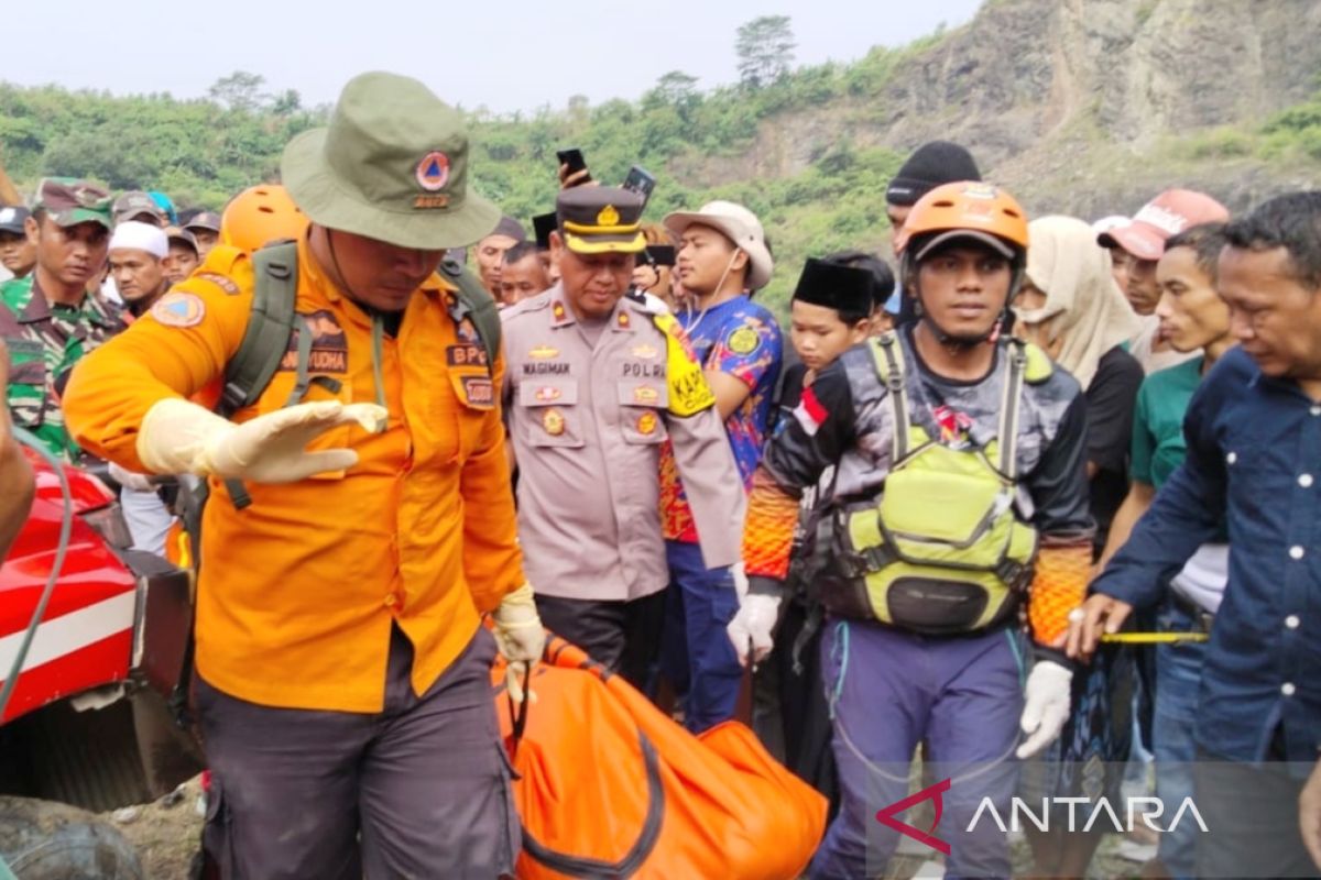 Tim SAR berhasil evakuasi jasad tiga pemuda tenggelam di situ Tegallega Bogor