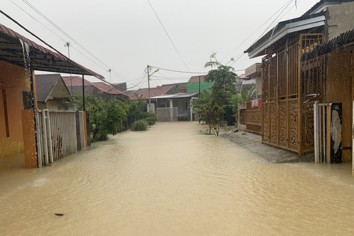 Sejumlah lokasi di Padang alami banjir akibat hujan deras (Video)