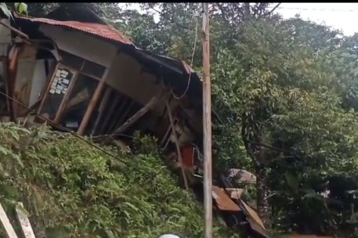 Longsor timpa sebuah rumah di Kota Padang akibatkan dua balita meninggal dunia