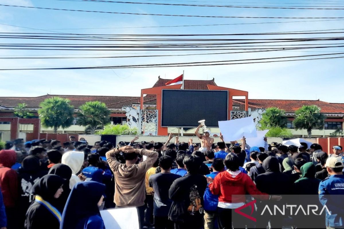 Aktivis PMII Sumenep demo di kantor bupati menyoroti kemiskinan