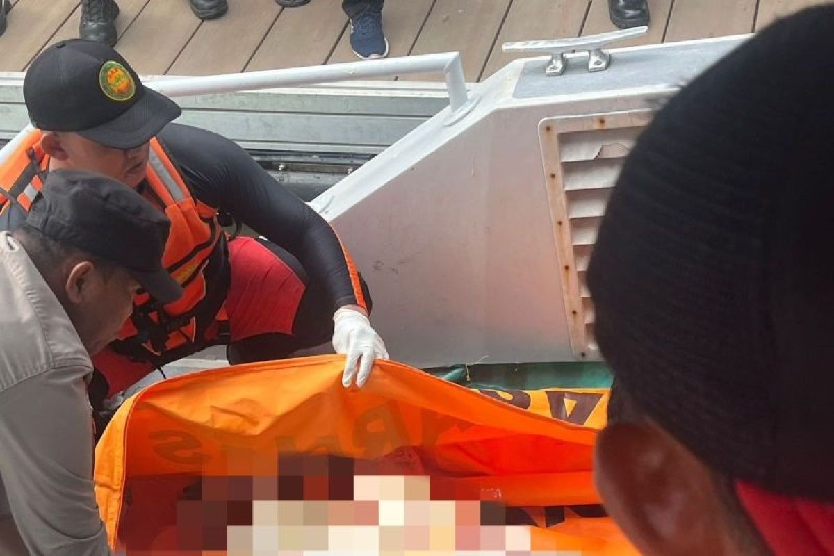 Tim SAR evakuasi satu korban kecelakaan kapal tenggelam di Lingga