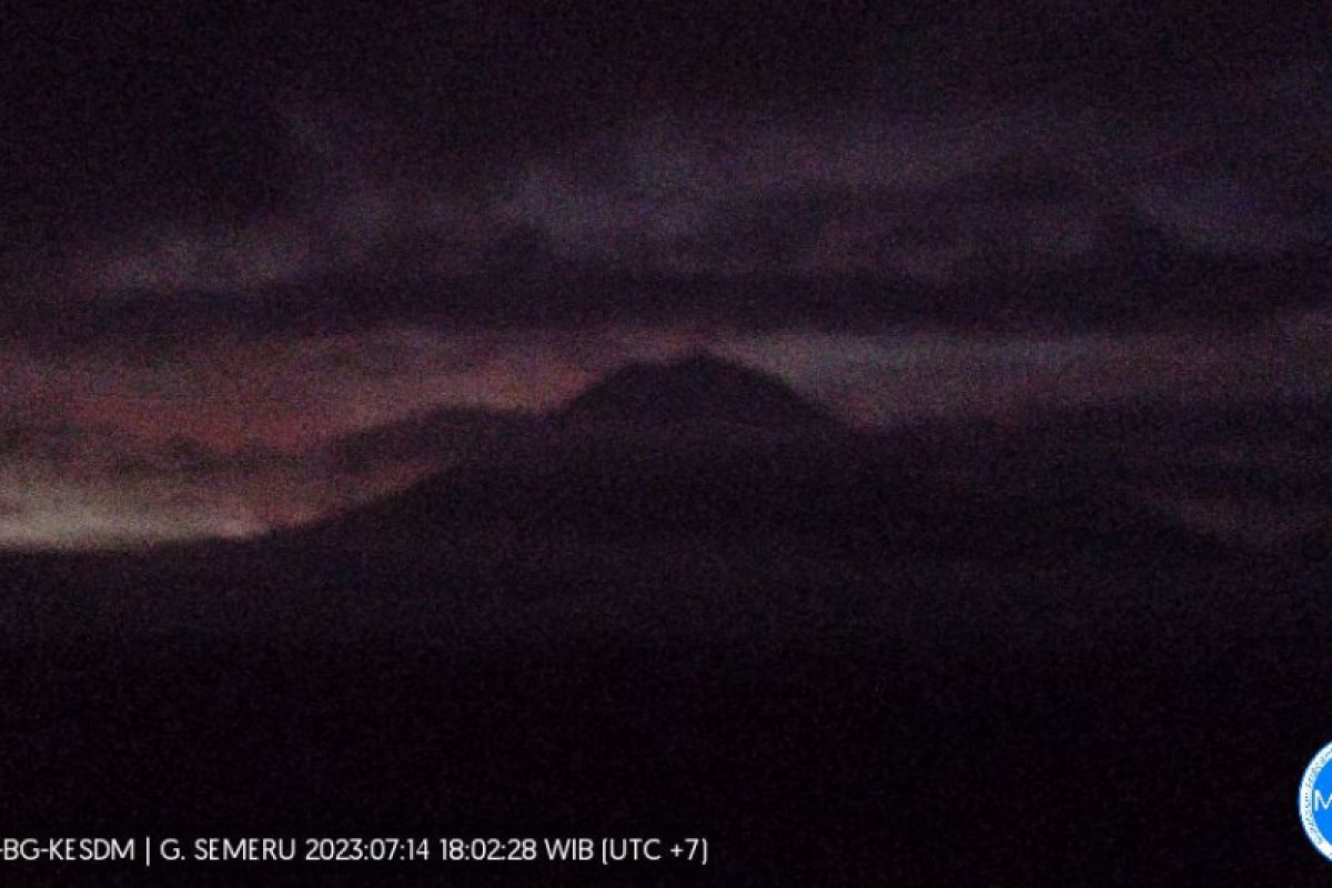 Gunung Api Semeru kembali erupsi disertai awan panas guguran
