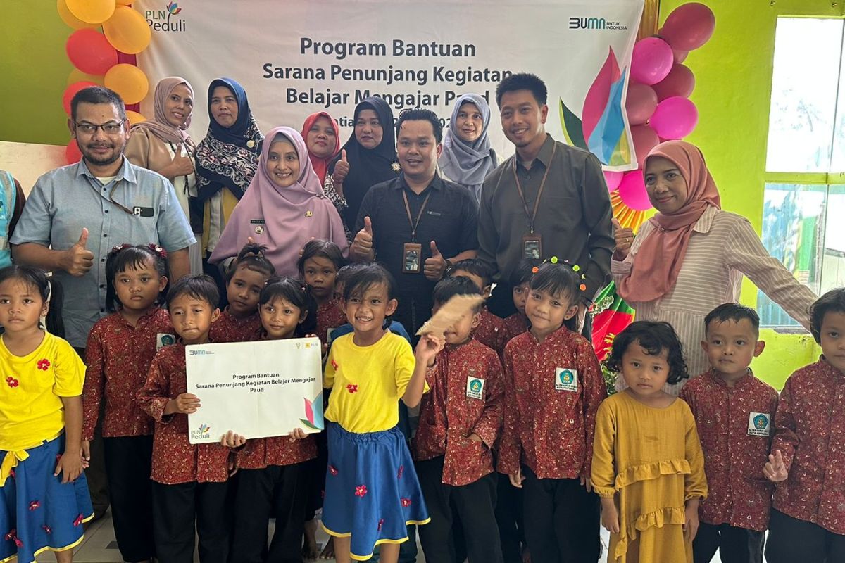 PLN serahkan bantuan sarana pendidikan