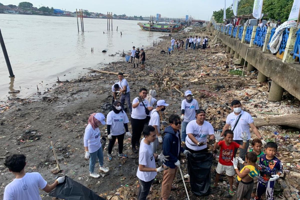 Seratusan milenial BUMN bersihkan sampah Sungai Musi Palembang