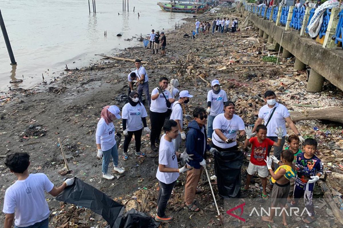 Sebanyak 115 Milenial BUMN bersihkan sampah di Sungai Musi Palembang