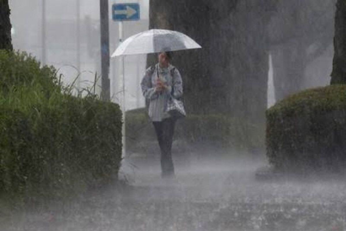 Hujan masih berpotensi turun di sejumlah kota besar di Indonesia