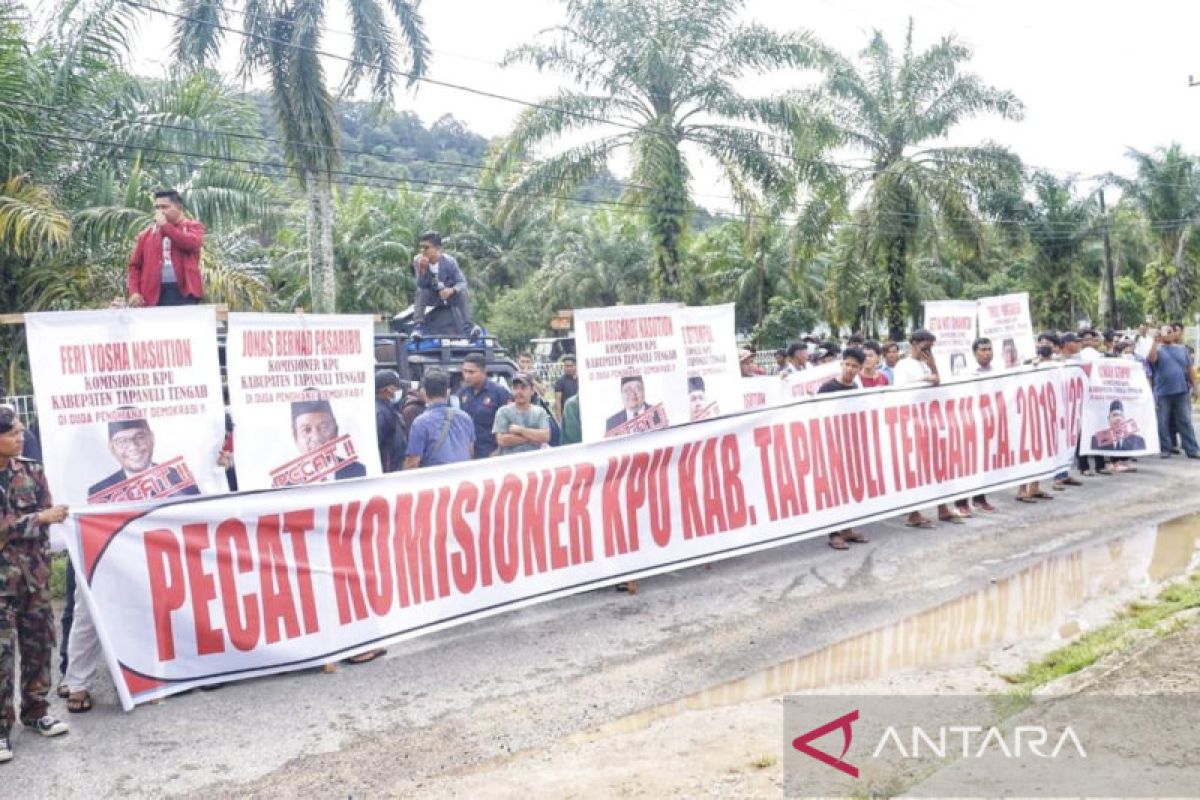 Demo di Kantor Bawaslu, Aliansi Super minta 5 Komisioner KPU Tapteng dipecat