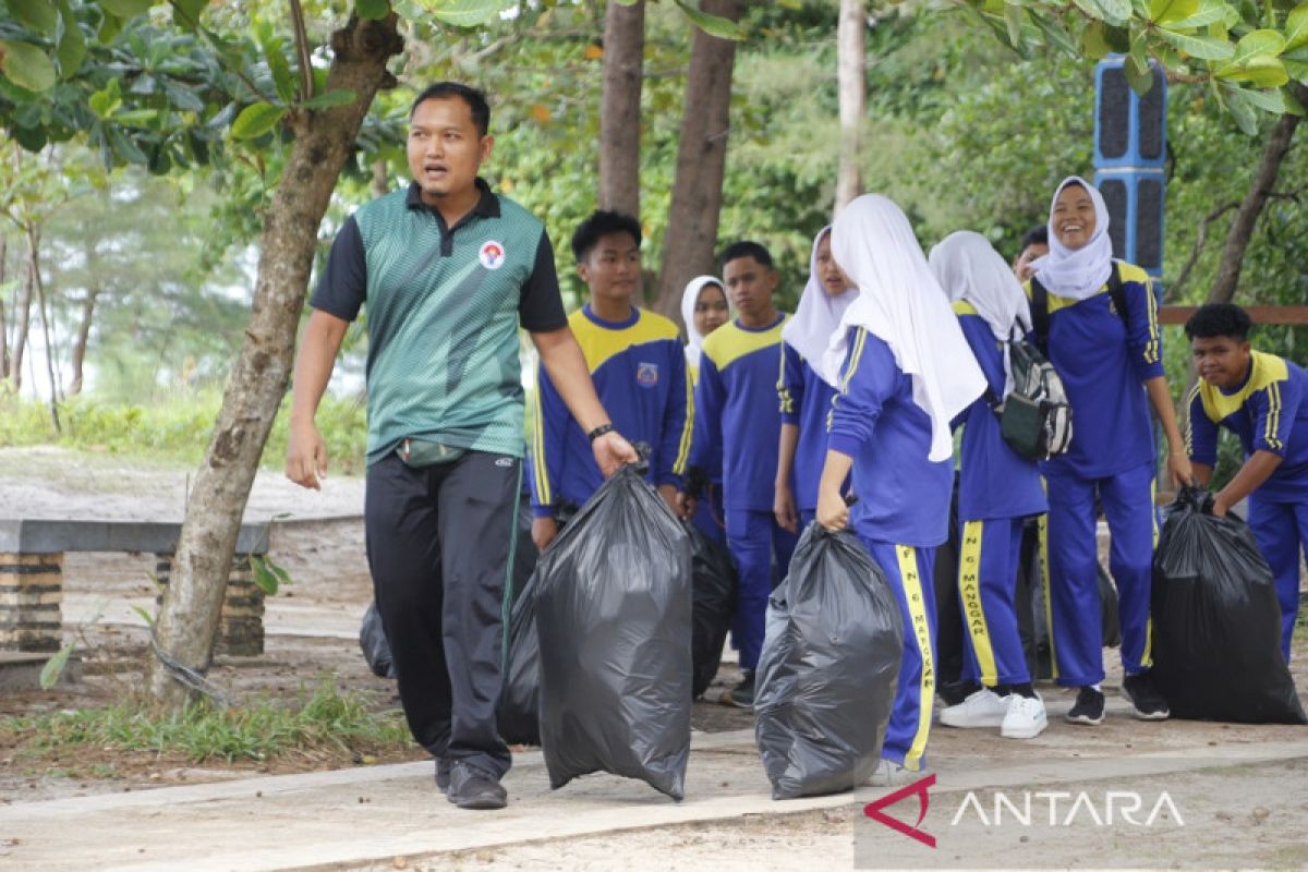 Bupati Belitung Timur ajak warga kendalikan sampah plastik