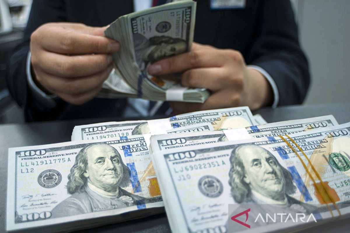 Dolar goyah setelah penurunan peringkat kredit AS