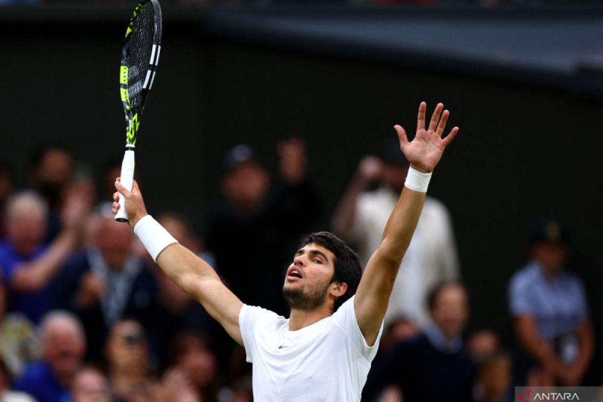 Carlos Alcaraz tantang Novak Djokovic di final Wimbledon