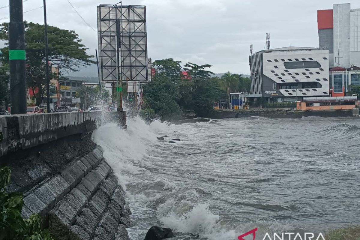 BMKG: Waspadai gelombang 2,5 meter di perairan Sulut