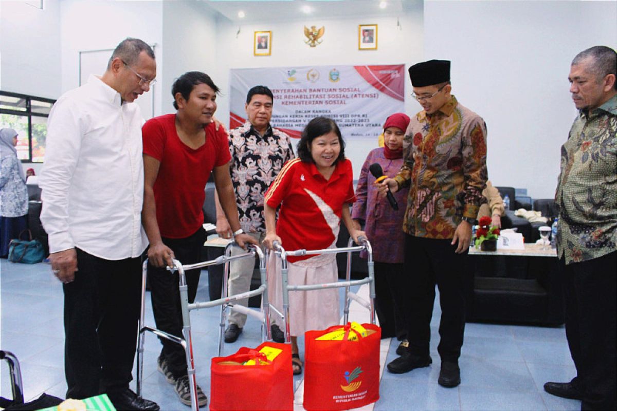 Kemensos dan Komisi VIII serahkan bantuan PPKS di Medan