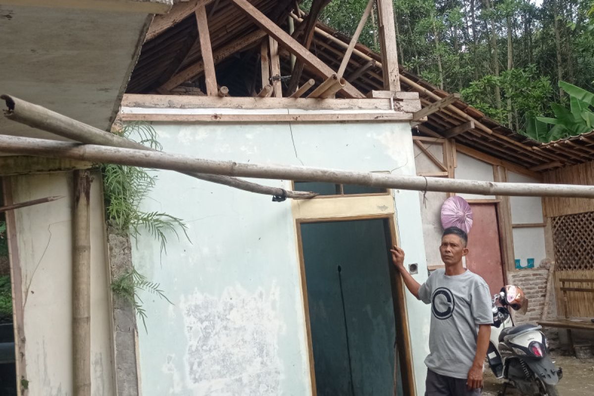 Warga korban pergerakan tanah di Lebak rela robohkan rumahnya