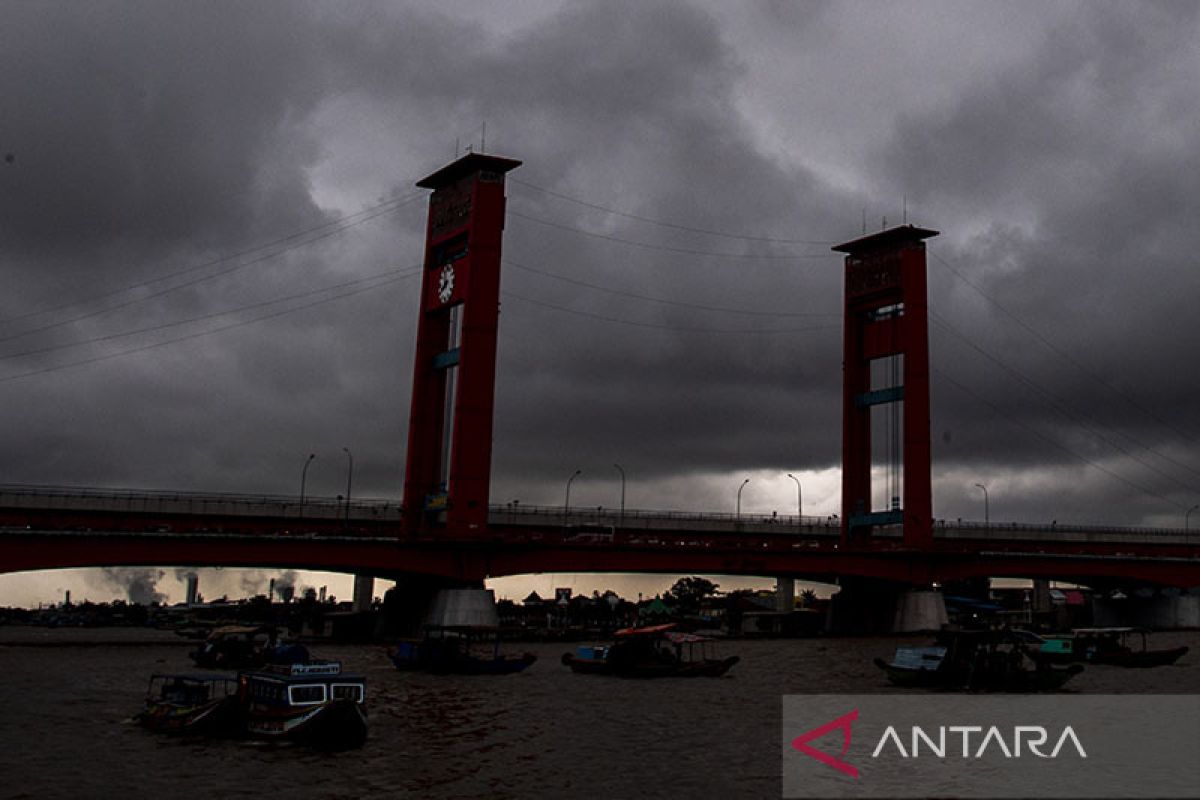 Hujan lebat dan angin kencang diprakirakan meliputi sejumlah wilayah di Indonesia