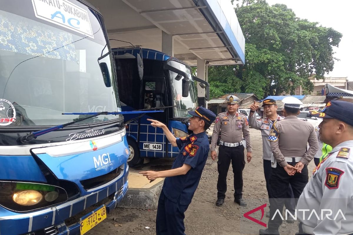 Petugas gabungan lakukan pemeriksaan urine awak bus untuk cegah kecelakaan