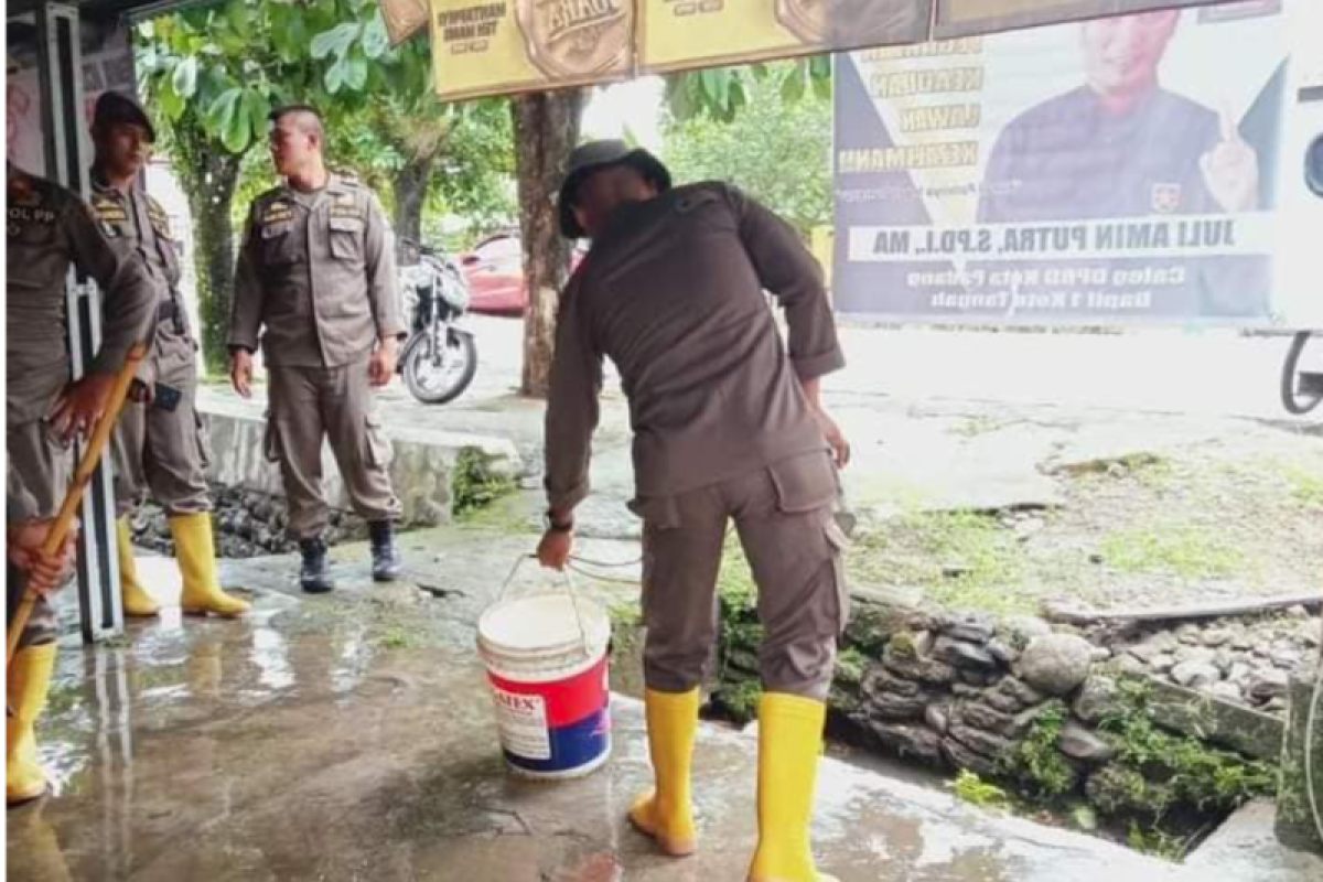 Pemkot turunkan personel bantu warga bersihkan rumah usai banjir