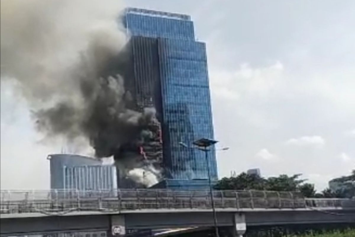 Gedung K-Link lantai 7 di Jaksel terbakar Sabtu pagi