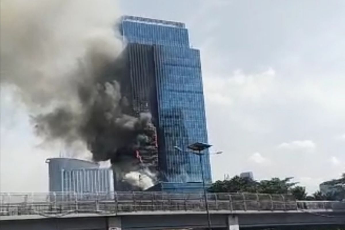 22 damkar dikerahkan padamkan api di Gedung K-Link Jakarta