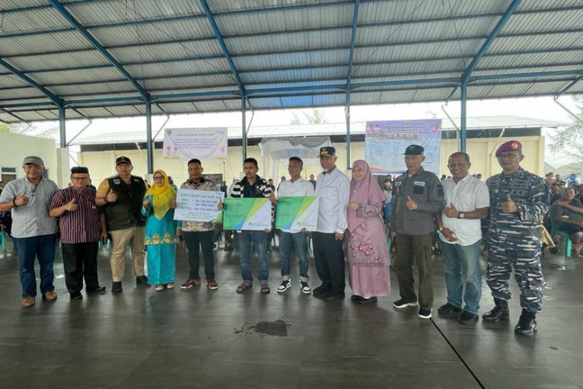 Dinas Kelautan dan Perikanan Sumbar berikan bantuan perlindungan BPJS Ketenagakerjaan untuk nelayan Pesisir Selatan