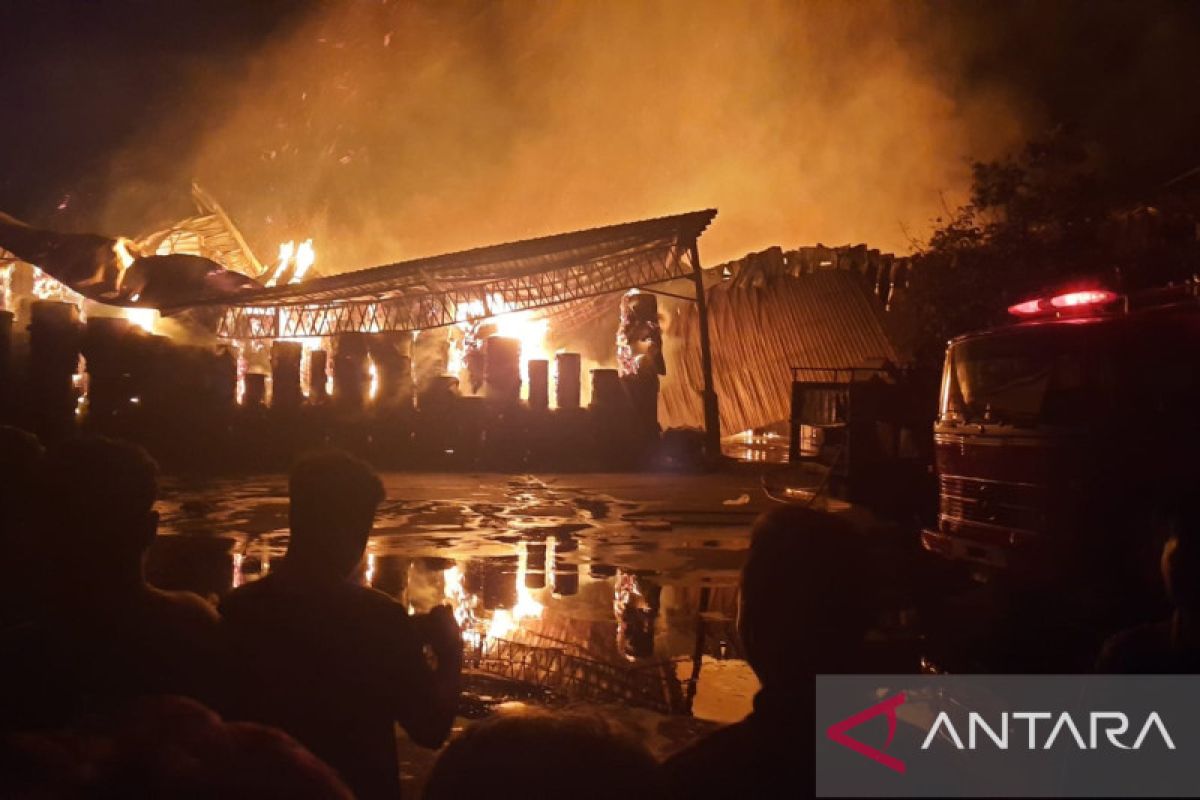 Pabrik kertas terbakar di Kudus sejak Jumat malam