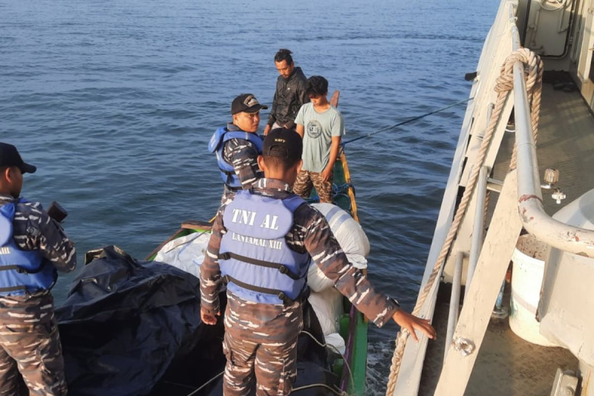 TNI AL menggagalkan penyelundupan 64 koli baju bekas dari Malaysia