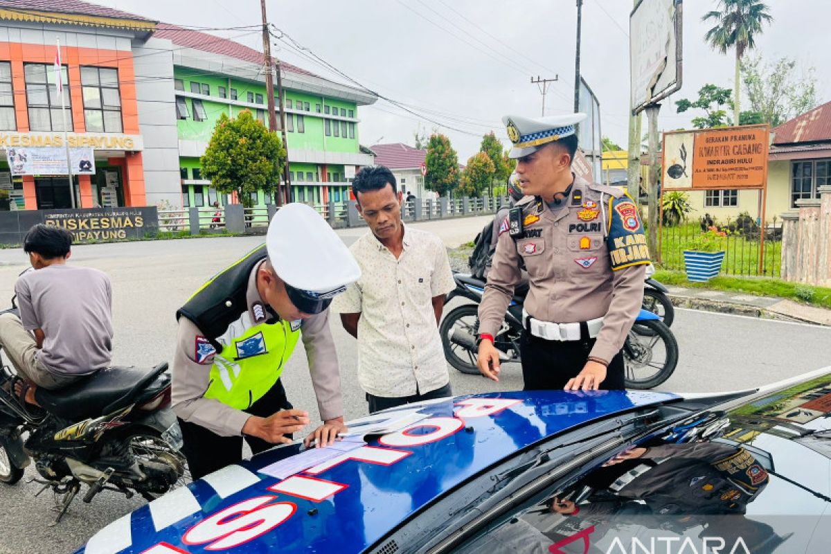 Polres Inhu sanksi  pelanggar lalu lintas selama Operasi Patuh