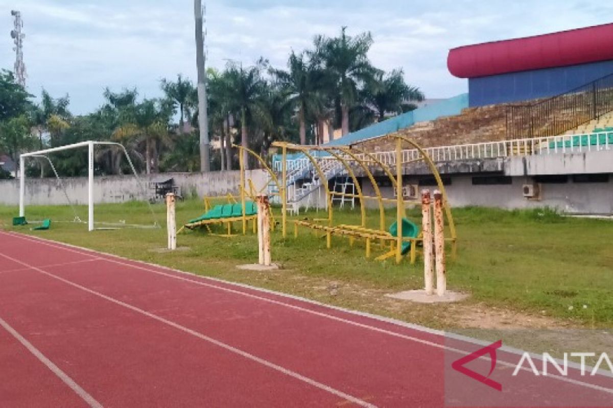 Stadion Tuanku Tambusai Bangkinang tak terawat, kondom bekas ditemukan
