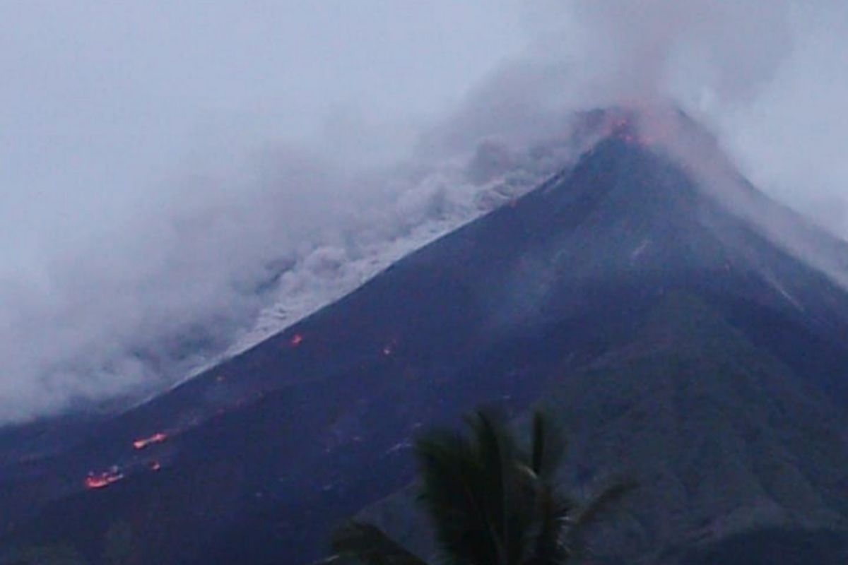 Sejumlah sungai berhulu puncak Gunung Karangetang jadi sasaran guguran lava