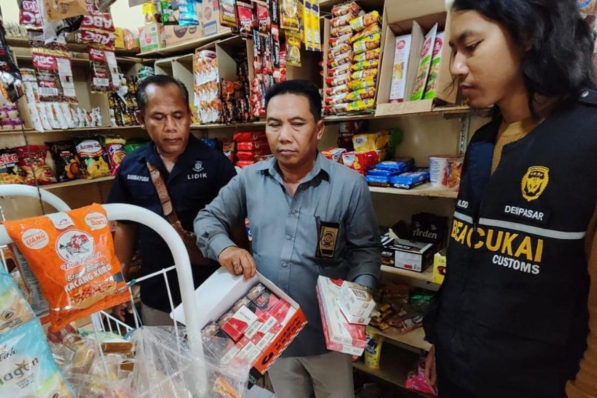 Satpol PP Denpasar dan Bea Cukai tertibkan penjual rokok tanpa cukai