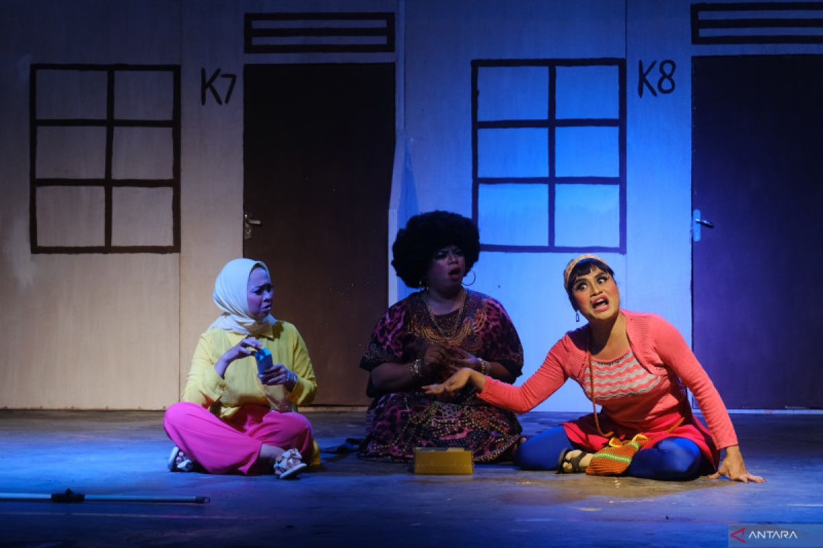 Pentas Teater Topeng di Taman Budaya