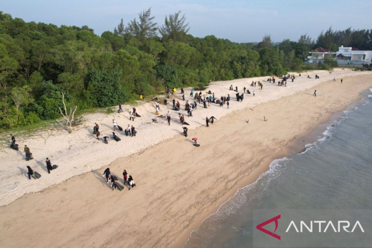 PT Timah bersama warga Bangka bersihkan sampah plastik di kawasan wisata Pantai Tengkorak