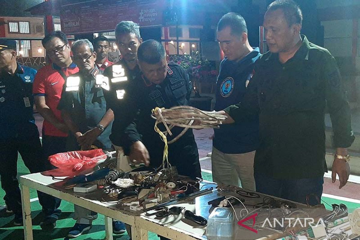 Puluhan petugas razia Lapas Banda Aceh cegah peredaran narkoba, begini hasilnya