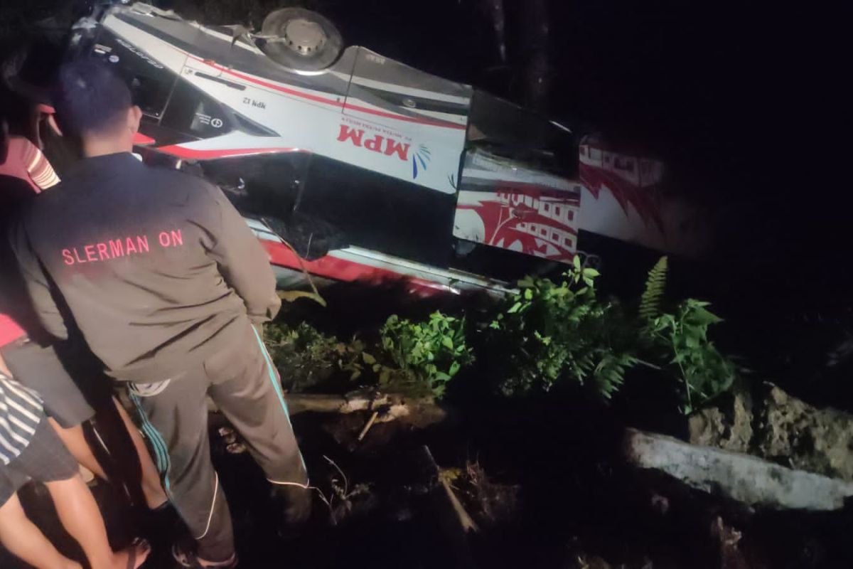 13 penumpang bus masuk jurang di Padang selamat