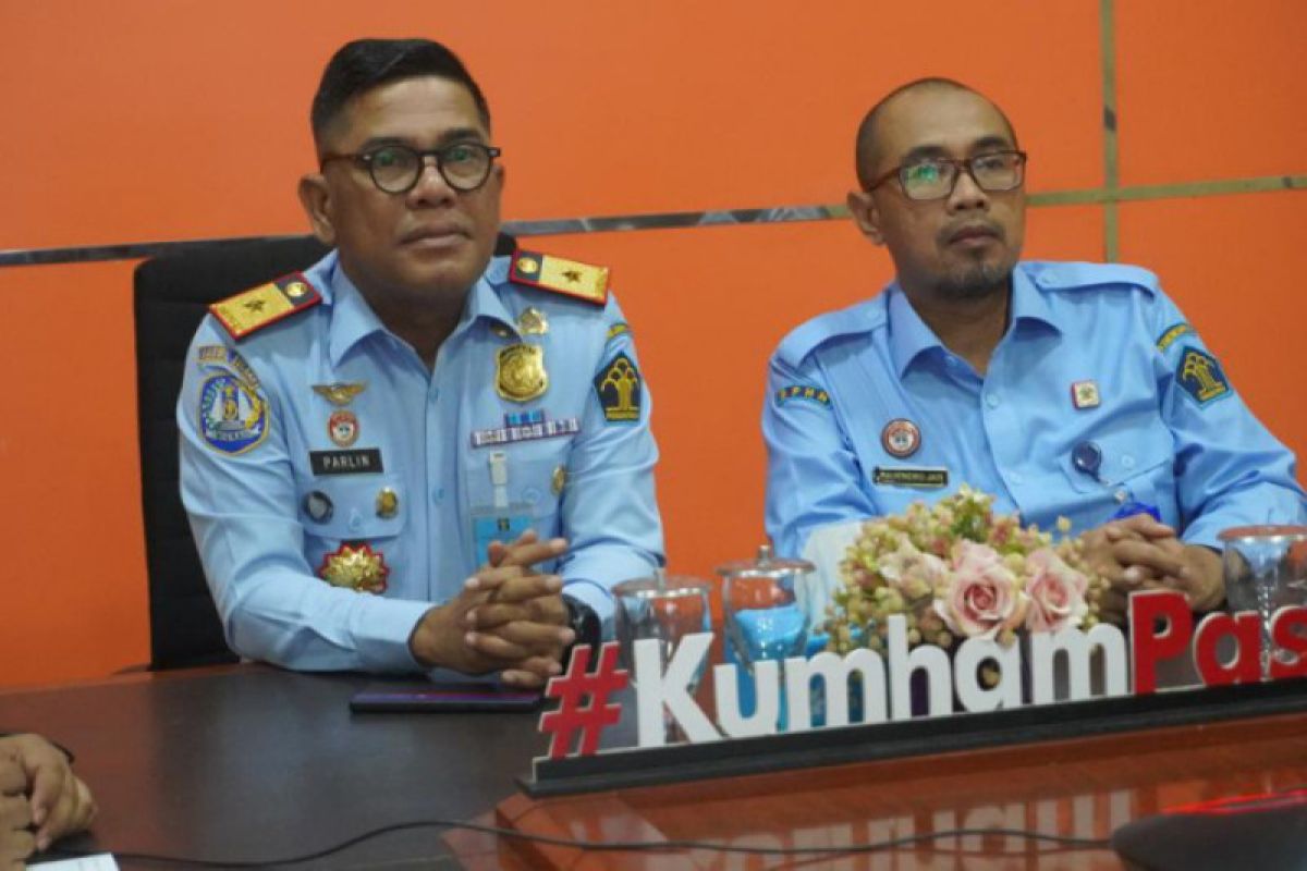 Kemenkumham Sulbar menyerahkan tanda daftar IG tenun ikat Sekomandi ke Pemkab Mamuju
