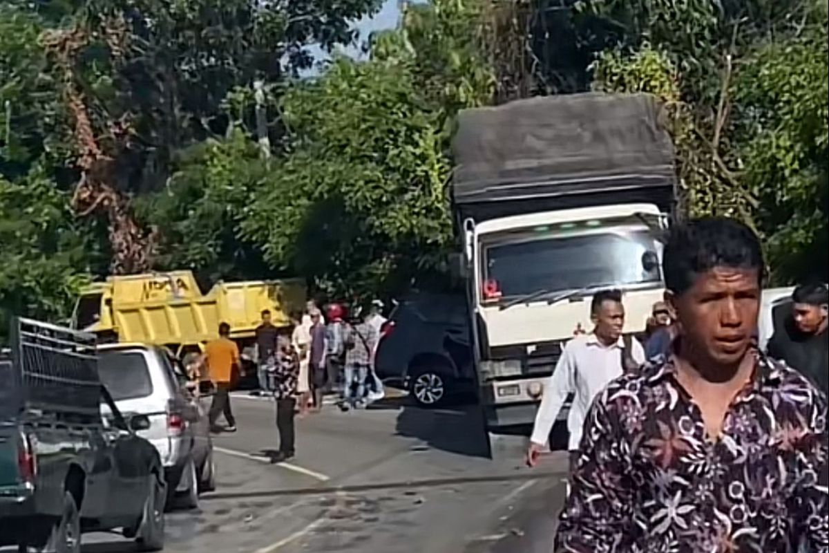 Tiga mobil alami kecelakaan beruntun terseret truk tronton di jalan Banda Aceh-Medan