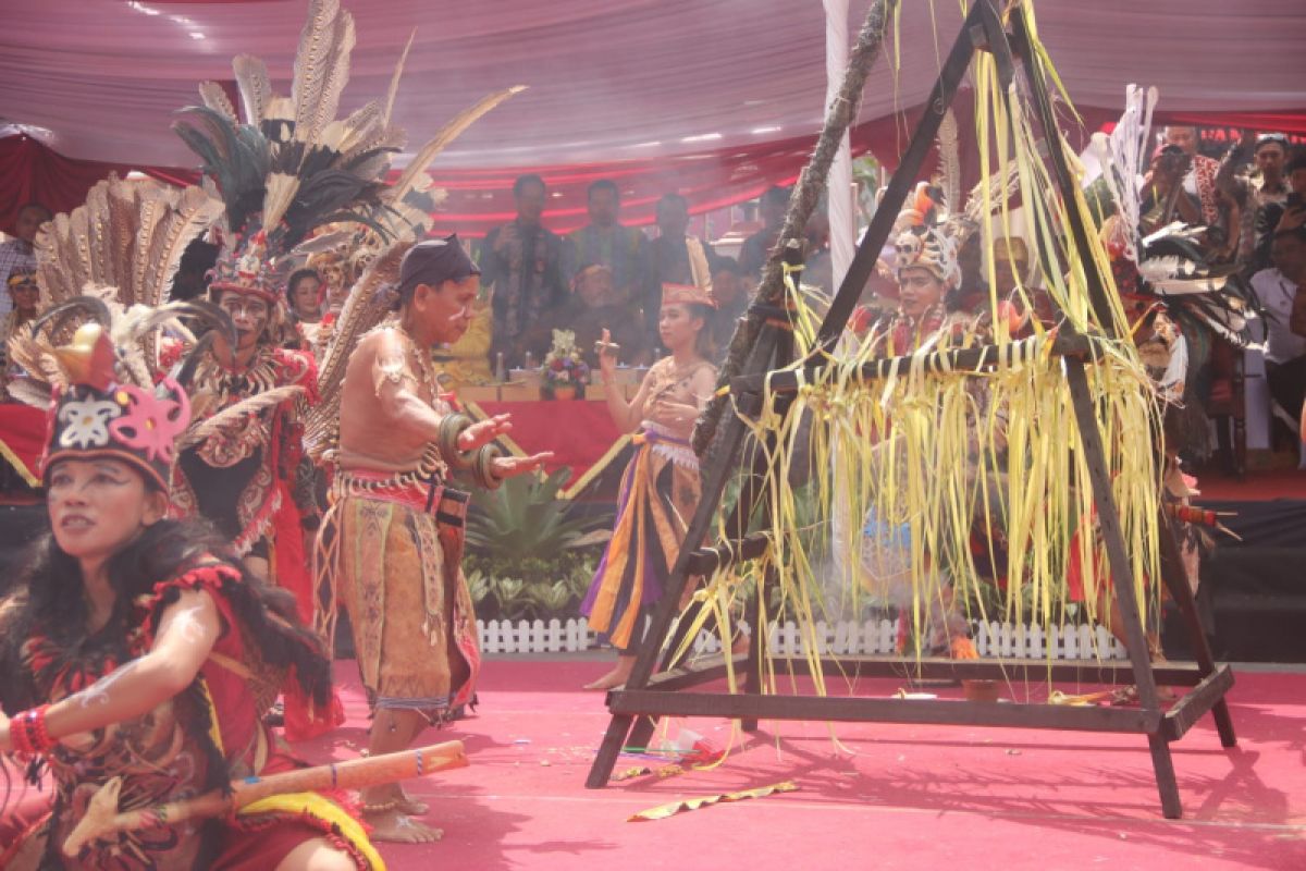 Tradisi Manaik Manau Tabalong meriahkan Blitar Ethnic National Carnival 2