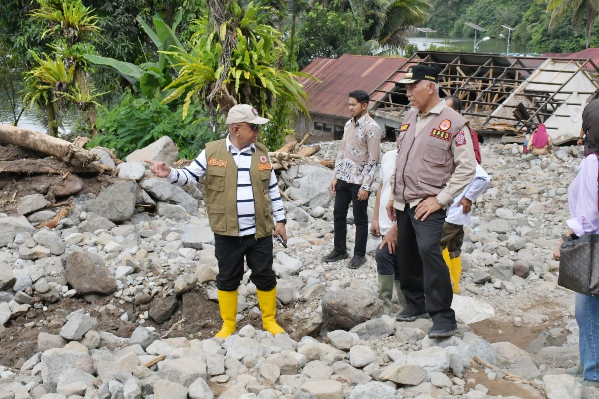 Sumbar tambah 10 alat berat bersihkan material longsor di Agam