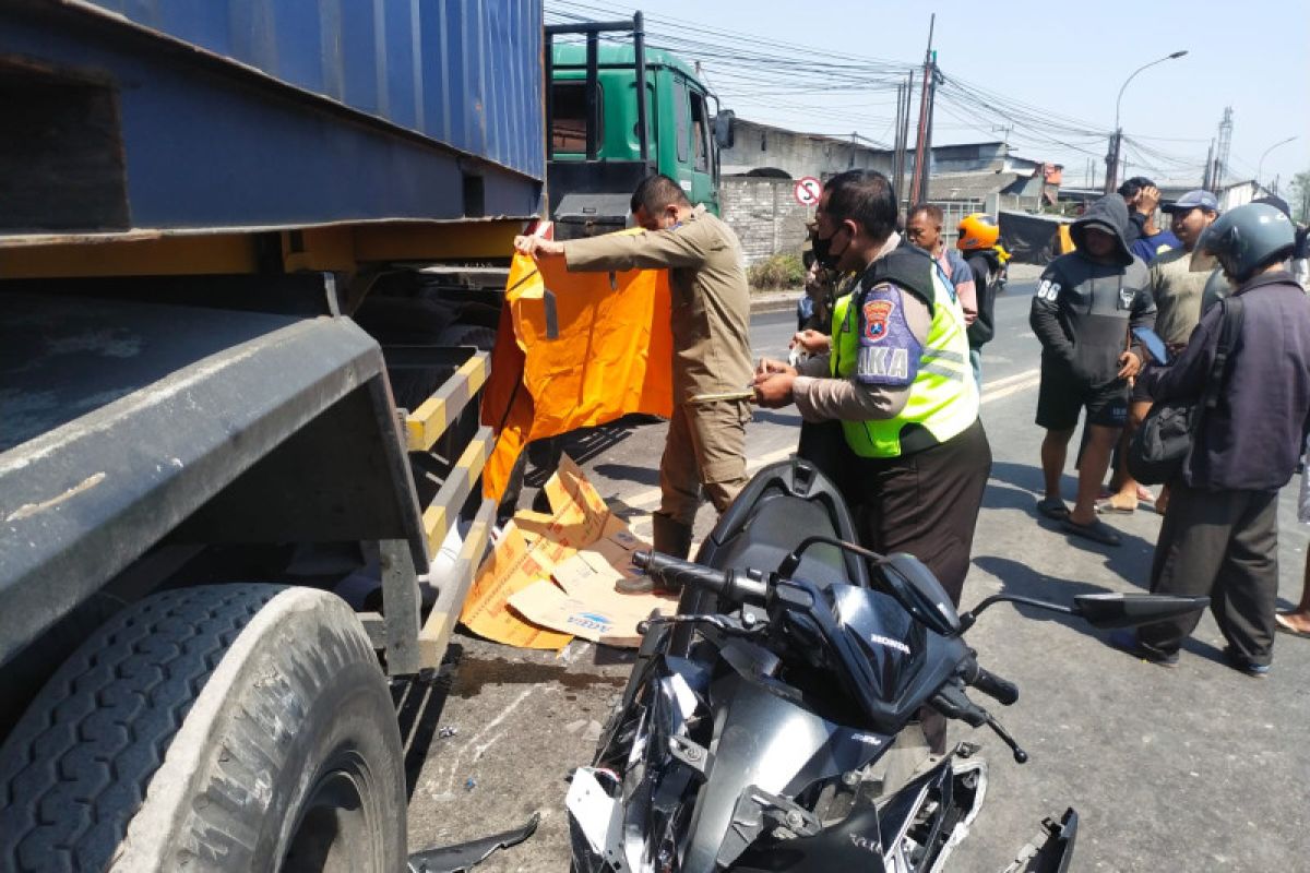 Satu pengendara sepeda motor di Surabaya meregang nyawa usai tabrak truk